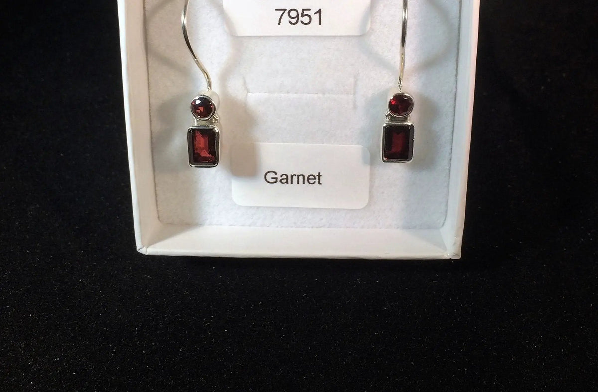 Garnet round and square E/R In A Lovely Gift Box by productions
