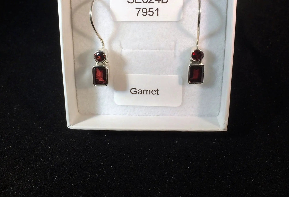 Garnet round and square E/R In A Lovely Gift Box by productions